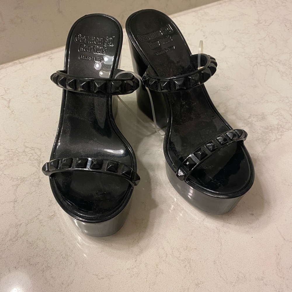 BRAND NEW CARMEN DEL SOL WEDGE with zip tie still on